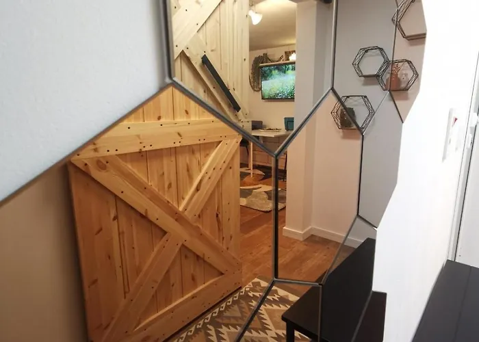 Tiny Hideaway - Charming By Sea Garden *